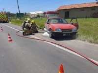 pneu-de-carro-com-7-pessoas-dentro-cai-em-rodovia,-veiculo-gira-na-pista-e-pega-fogo-em-sc