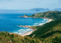 como-projeto-busca-legalizar-pratica-de-nudismo-na-praia-da-galheta,-em-florianopolis