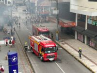 video:-incendio-atinge-mercado-em-itapema-e-mobiliza-corpo-de-bombeiros