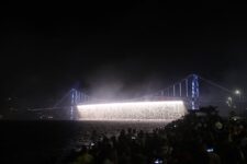 reveillon-2025-em-florianopolis-tem-show-de-fogos,-luzes-e-cascata-na-ponte-com-iluminacao-cenica